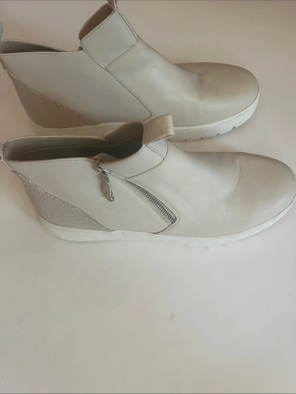 Vionic Men's Cream Chukka Boots Slip-On Chelsea Style